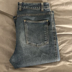 Jeans - Säljer dessa jeans då dom tyvärr inte kommer till användning, storlek 36. Dom är i väldigt bra skick🥰Skriv privat för fler bilder och frågor💕