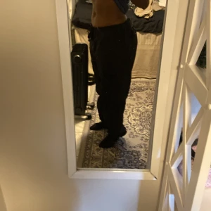 Kargobyxor - Svarta korgobyxor, lågmidjade. Har använts 2 gånger bara. 