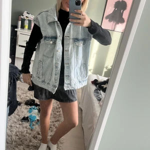 Jeansväst! - Så snygg oversized jeansväst!💞har lagt upp massa snygga kläder!! Kolla in mitt konto 😘