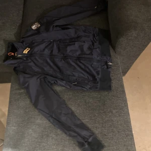 parajumper windbreaker jacka - ny jacka andvänd 4-6 gånger men då jag blivit smalare vill jag sälja jackan 2,800kr snabb affär 2,400kr