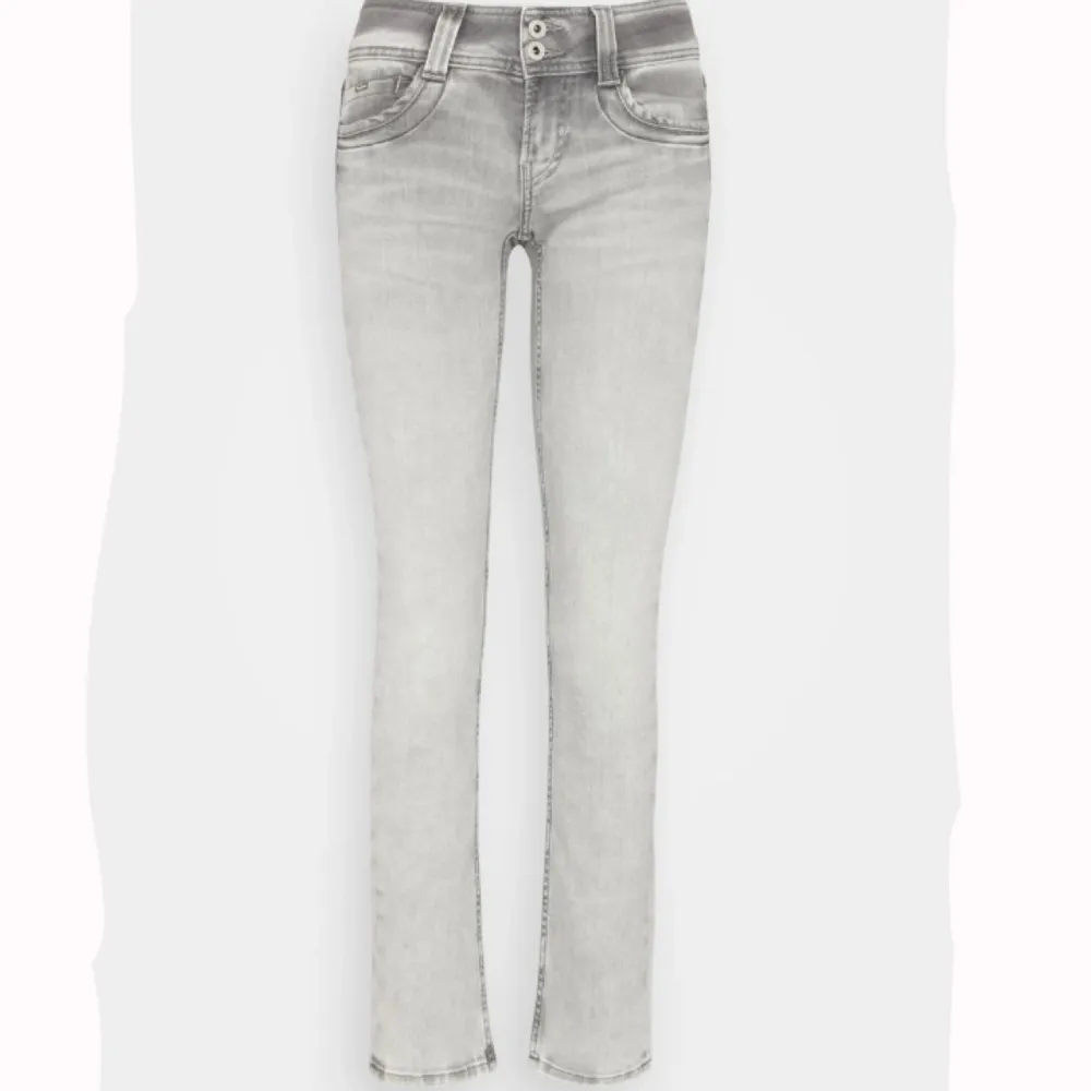 Säljer dessa gråa jeans från Pepe jeans. I storlek 24/32, de är jättesnygga men säljer för att jag tyvärr inte kan ha dom! Nypris 999kr, skriv till mig om ni har frågor eller vill ha bilder!. Jeans & Byxor.