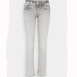 Säljer dessa gråa jeans från Pepe jeans. I storlek 24/32, de är jättesnygga men säljer för att jag tyvärr inte kan ha dom! Nypris 999kr, skriv till mig om ni har frågor eller vill ha bilder!