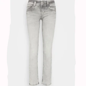 Lågmidjade gråa jeans - Säljer dessa gråa jeans från Pepe jeans. I storlek 24/32, de är jättesnygga men säljer för att jag tyvärr inte kan ha dom! Nypris 999kr, skriv till mig om ni har frågor eller vill ha bilder!