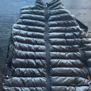 Tommy hilfigher väst - Säljer nu min snygga Tommy hilfigher som är knappast använd för fick på sommaren och har växt ifrån den nypriset 2000  Väldigt bra skick