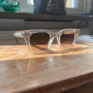 Chimi - Chimi solglasögon i färgen Ecru. Har ingen låda men dom är knappt använda. Inga repor och super fräscha.