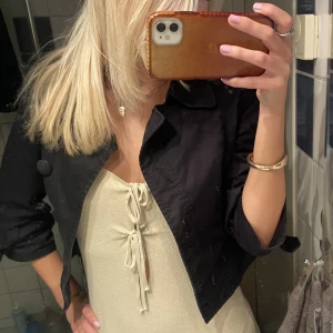 Croppad jacka!  - Säljer denna snygga jacka från H&M skriv vid frågor! 💕