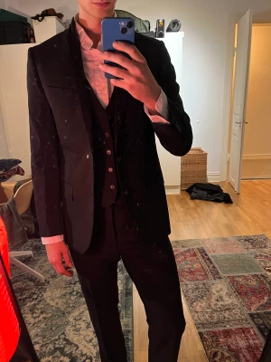Hugo boss kostym - Svart kostym från Hugo Boss, storlek 46. Väst ej inkluderad men kan skickas med vid smidig affär (se annan annons).