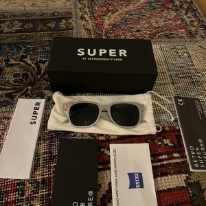 Solglasögon från Retrosuperfuture - Säljer dessa stiliga solglasögon från Retrosuperfuture. De är knappt använda och kommer i mycket bra skick med hela originalboxen. Nypriset var 2000 kr, så detta är en chans att få ett par högkvalitativa solglasögon till ett förmånligt p