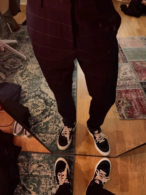 Kostymbyxor - Kostymbyxor från H&M med ett distinkt rutigt mönster i marinblått. Slimfit design i storlek 46. Bär tecknen av fin kvalitet och har använts sparsamt.