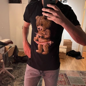 Domrebel t-shirt - Elegant designer t-shirt från Dom Rebel. Köpt hos W19, med ett originalpris på 1599 kr. Bär den med stolthet, fortfarande i bra skick.