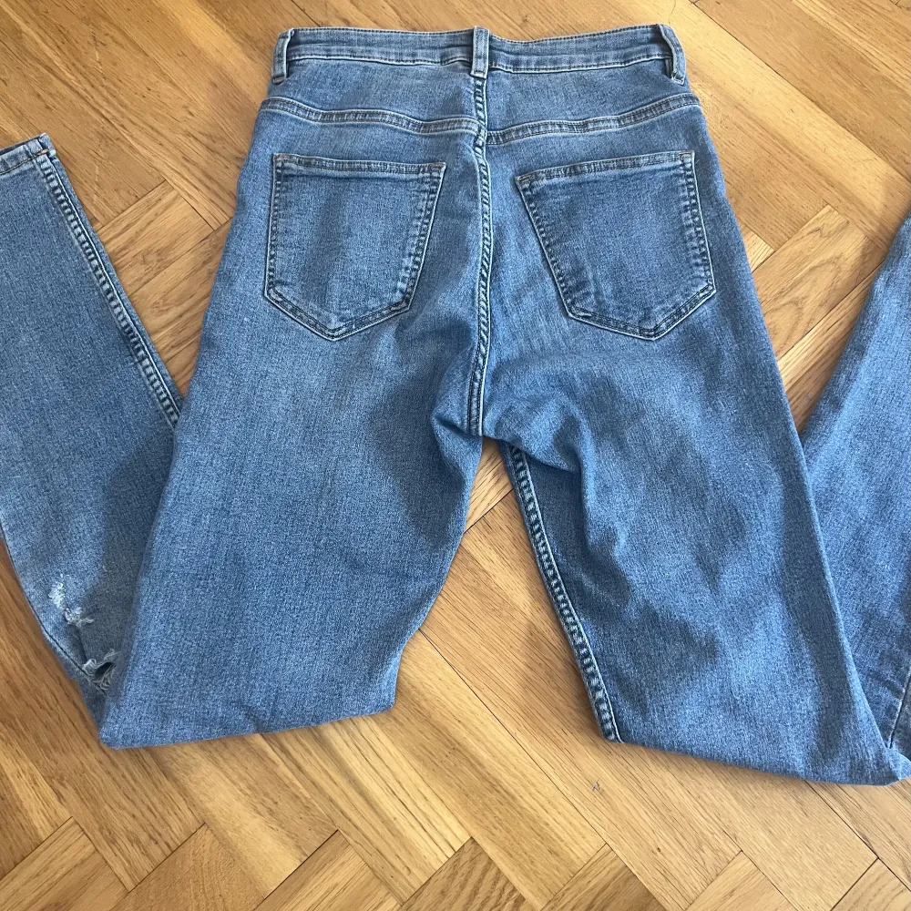 Fina jeans från H&M i strl 34. Jeans & Byxor.