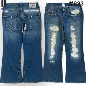 true religion jeans #684 - True Religion jeans i model Joey 💜 Tag 32W 💜Midja (rakt över) 42cm 💜 Innerben 70cm 💜 Ytterben 99cm 💜 Benöppning 26cm 💜 Lagningar. 💜Våra mått blir W=33 och L=27 💜 Men jämför alltid måtten med dina bästa jeans💜684