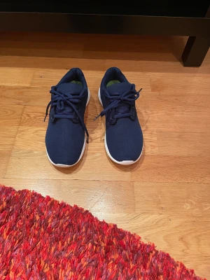 Säljer tränings skor storlek 36 - Skriv ifall du är intresserad!