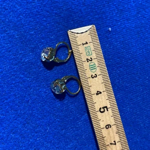 Örhängen - Eleganta örhängen i guldfärg, med stor swarowskisten. Oanvänt.