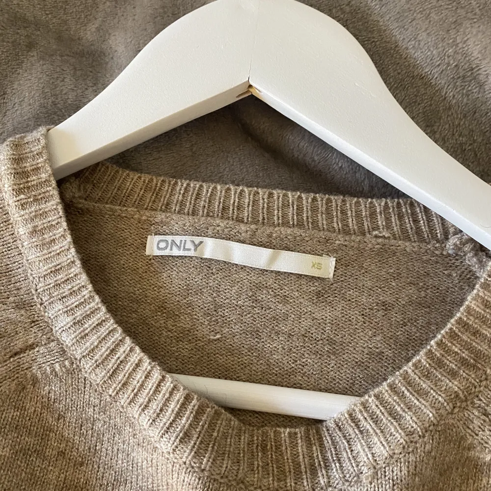 Superskön stickad tröja, säljer pga har en likadan fast en annan storlek.💞. Tröjor & Koftor.