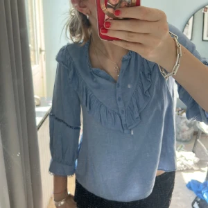 Jeans blus  - Säljer denna as snygga blus ifrån zara. Tyget är i lite jeans imiterad färg super coolt. Finns inte att köpa längre!