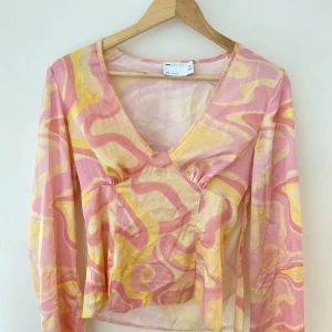 Festtopp - Färgglad topp i silke. Topp i nyskick!