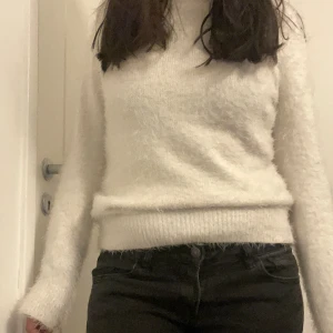 Tröja  - Stickad tröja som är lite ”fluffigt” stickad. Från object🤍