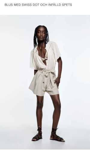 Zara blus  - Säljer denna jätte fina vita zara blusen som är i jätte bra skicka använd ett fåtal gånger❤️ köpt för 349 säljer för 200kr 