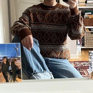 Vintage stickad tröja - Köpt på tradera för 3 år sedan, mkt fint skick för har inte använt den så mycket. Från märket innocent men lapparna står på kinesiska så kan tänka mig att den är vintage och köpt på ngn resa för länge sedan. Inga hål och sitter oversize på en s.