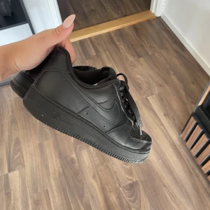 Nike air force  - Svarta Nike air force i storlek 38, har använt som jobb skor några gånger så endast använda inomhus.  Superfina, köpte för ett halvår sen på footlocker för 1200