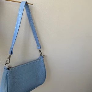 Väska  - Köpt på Gina Tricot för nåt år sedan, aldrig använt. Inga defekter alls 💞 Skriv till mig för frågor 