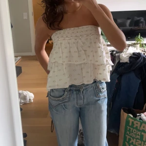 Festtopp - Säljer denna jättesöta axelbandslösa topp som också är jättefin att använda som kjol. 😊