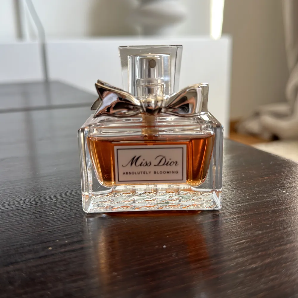 Miss Dior Absolutely Blooming parfym. Har bara legat i parfymskåpet sedan förra året, fick den i present. Använt ca 3-4 sprut. Som ny. . Övrigt.