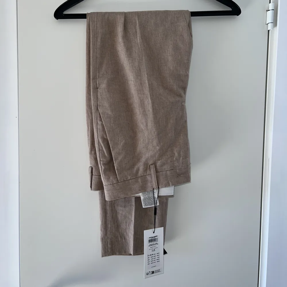 Beige kostymbyxa från Jack&Jones. Strl EU48. Nytt skick, aldrig använd  Nypris 800:-. Jeans & Byxor.