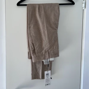 Beige kostymbyxa - Beige kostymbyxa från Jack&Jones. Strl EU48. Nytt skick, aldrig använd  Nypris 800:-