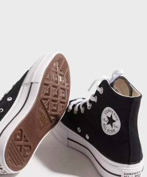 Converse - Säljer mina platå converse. Använd ett fåtal gånger. Säljer pga ingen användning. Fint skick, skriv för fler bilder! <3