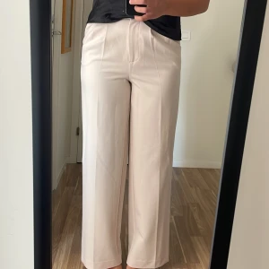 Beiga Kostymbyxor - Säljer dessa då dom har blivit för stora för mig och inte är min stil ritkgit. Storlek 36 och är för långa för mig som är 167cm lång.