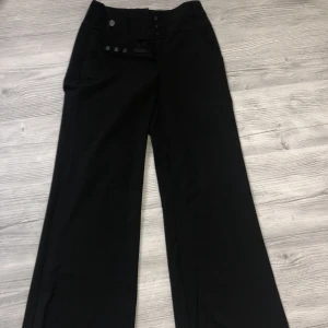 Kostymbyxor från Kappahl  - Säljer dessa fina kostymbyxor från Kappahl i stl 34. Säljer då dom inte kommer till användning längre 