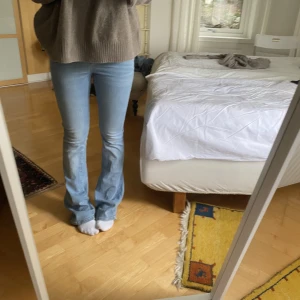 Bootcut jeans - Snygga ljusblå bootcut jeans, storlek 38 men skulle säga att de är mer en 36. Jag är 170 o de är långa på mig