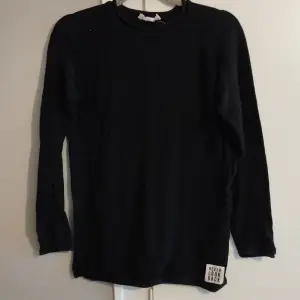 Långärmad svart tröja. 100% bomull. Den är knappt använd och i bra skick. Varm och skön till hösten 🍁🍂🍄