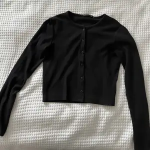En superfin svart långärmad tröja med knappar på framsidan från lager 157, storleken är i M men den passar även mig perfekt som vanligtvis bör st S💗
