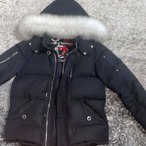 Moose knuckles jacka - En moose knuckles jacka som är perfekt för vintern med väldigt fint skick i storlek S. Den är såklart äkta