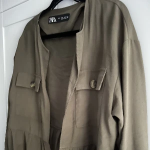 Kofta zara - En kofta/jacka från zara, säljer då den inte kommer till andväning, ord pris 450kr ish.