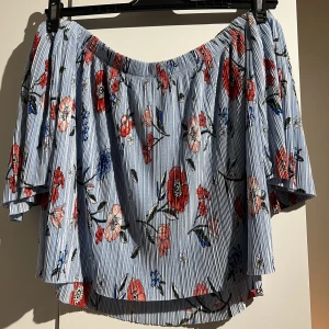 Blus - Bra skick. Off shoulder med separata hål för armarna.