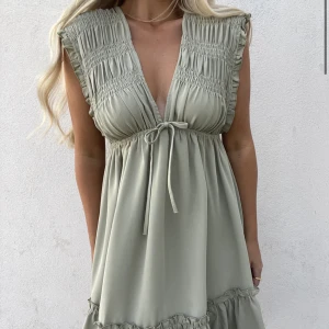 Klänning - Klänning i olivgrön (lånad första bild för att visa färgen).  Helt ny aldrig använd. Nypris 599 kr. Frakt ingår ✨