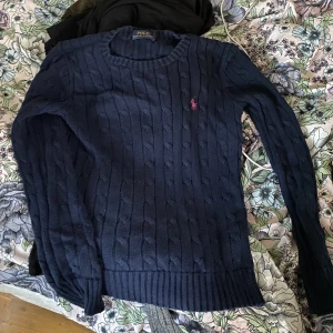 Ralph Lauren stickad tröja  - Marinblå stickad polo tröja, jättefin och passar så fint t kostymbyxor och skjorta under också. Skick 8/10. Gammal modell.