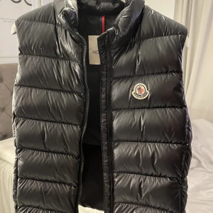 Moncler väst  - Moncler väst i storlek xs i ny skick. QR kod går att skanna (beviset att den är äkta) 