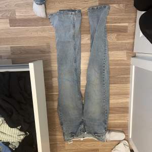 Säljer dessa Low waist bootcut jeans som inte kommer till andvänding just nu💕