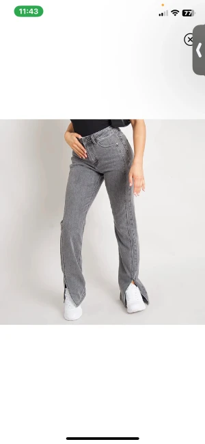 Grå jeans - Grå jeans från JFR som jag säljer p.g.a att de inte kommer till användning. De är intr mycket använda. De är ganska raka och ett jätteskönt material. Inte så höga i midjan som på bilden