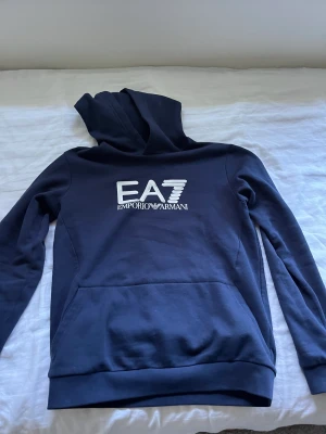EA7 hoodie - Snygg Armani hoodie. Skick 8/10 förutom lappen inuti är borta.