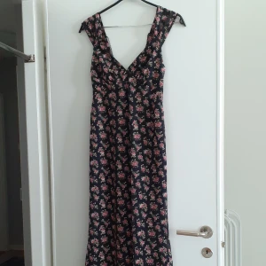 asos klänning - blommig klänning från asos, aldrig använd!  den går ned till anklarna på mig som är 160 och den formar kroppen fint 🌷 kan skicka mer bilder vid intresse <3 nypris ca 500