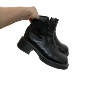 Dr Martens - Såååå fina Dr Martens köpta på Beyond Retro, inte mycket använda av mig. Står Made in England och är i läder med en tjock liten klack. Skriv för fler bilder eller vid frågor!