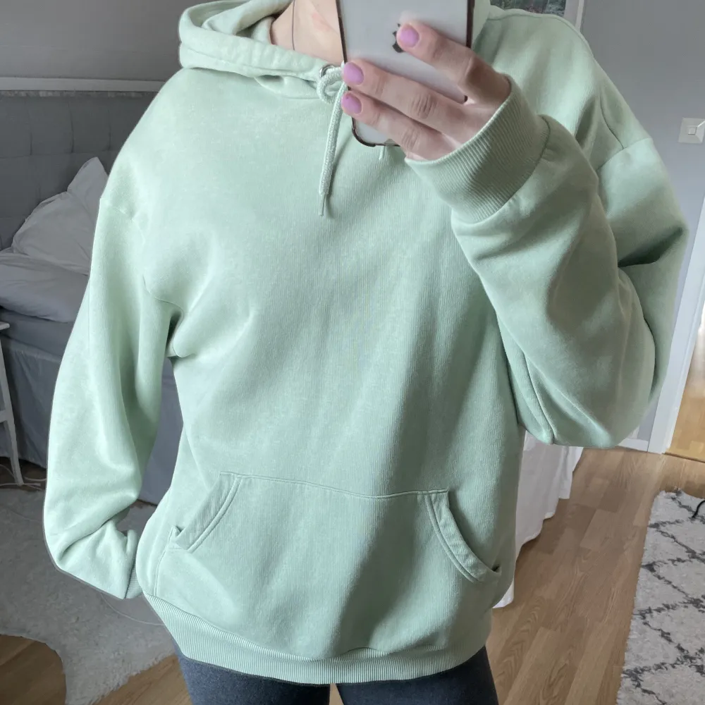 Säljer denna supermysiga hoodie då den inte kommer till användning längre. Superfint skick! Pistasch färgad💚. Hoodies.