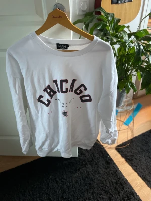 Tröja från bohoo - Riktigt fin oversized tröja köpt för 300kr mitt pris 80kr. Skick 10/10 använd sällan. Storlek m 