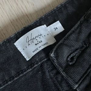 Hanna Schönberg x NAKD  - Byxor från Hanna Schönberg x NAKD kollektionen. Använda Max 2 gånger men nu får jag inte på mig dom så måste tyvärr sälja :( därav kan jag ej erbjuda bilder med dom på, men sitter som en smäck! Liten slits på sidan av benen längst ned. Storlek 34.